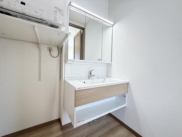 洗面化粧台です。朝の身支度から1日が始まります。