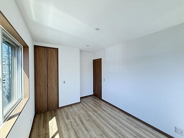 ウォークインクローゼットがあり収納スペースも豊富。季節物もスッキリ片付きそうです。