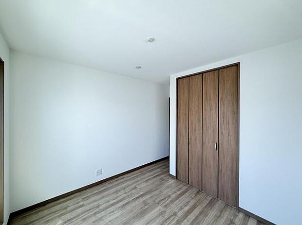 いつでもお部屋をスッキリお使い頂ける収納スペースを設置。