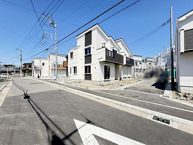 前面道路を含めた現地写真です。