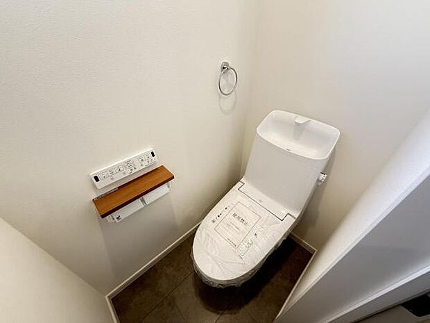 シャワー洗浄機能付のトイレは、清潔感が印象的な空間ですね。