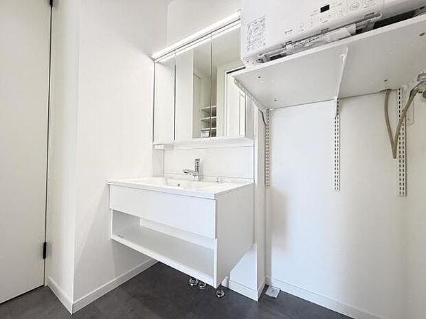 洗面化粧台です。朝の身支度から1日が始まります。