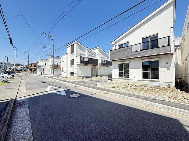 前面道路を含めた現地写真です。