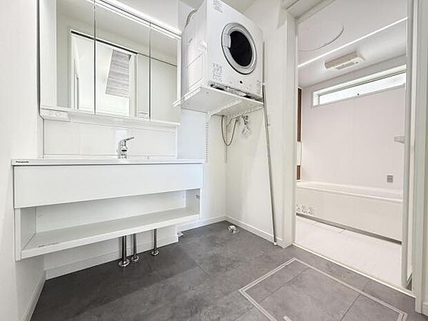 脱衣所は小さなお子様がいるご家庭にも重宝されます。