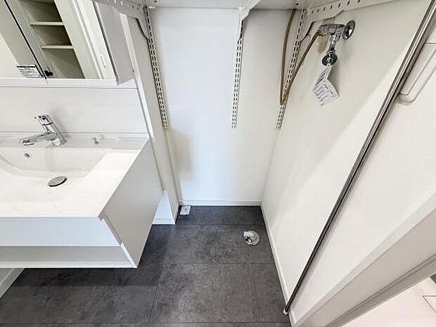 独立洗面台の横にはランドリースペースがございます。