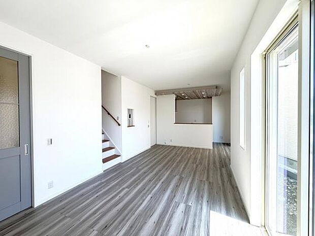 お食事中もキッチンと会話が楽しめるダイニングスペース。