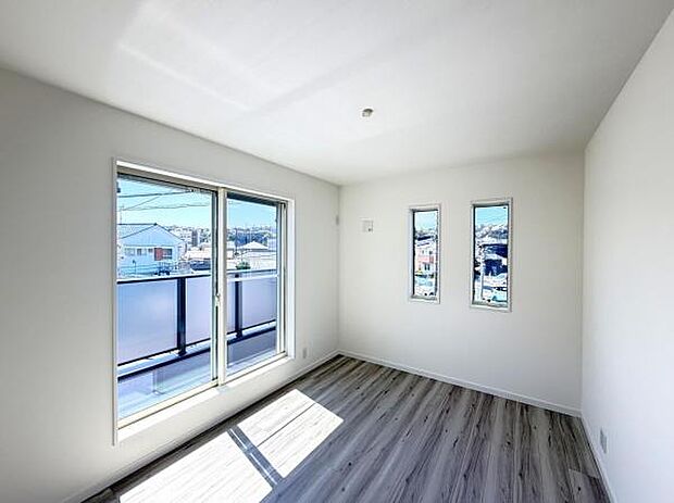 明るい広々とした主寝室でご家族ゆっくりお休みになれますね。