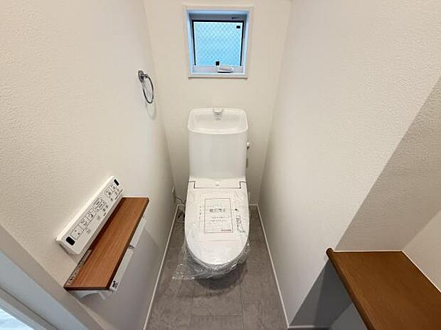 シャワー洗浄機能付のトイレは、清潔感が印象的な空間ですね。