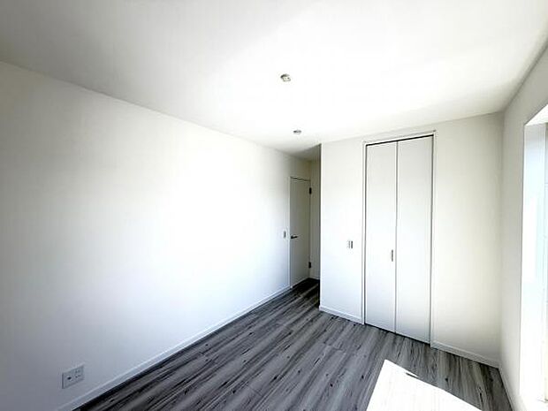 ウォークインクローゼットがあり収納スペースも豊富。季節物もスッキリ片付きそうです。