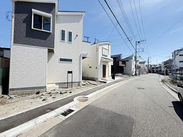 前面道路を含めた現地写真です。