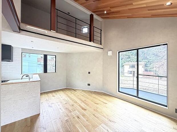 お食事中もキッチンと会話が楽しめるダイニングスペース。