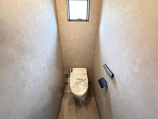 シャワー洗浄機能付のトイレは、清潔感が印象的な空間ですね。