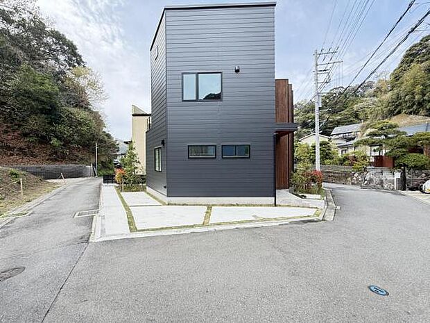 前面道路を含めた現地写真です。3方角地で開放感がございますね。