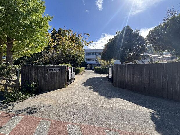 葉山町立葉山小学校まで約610m（徒歩8分）