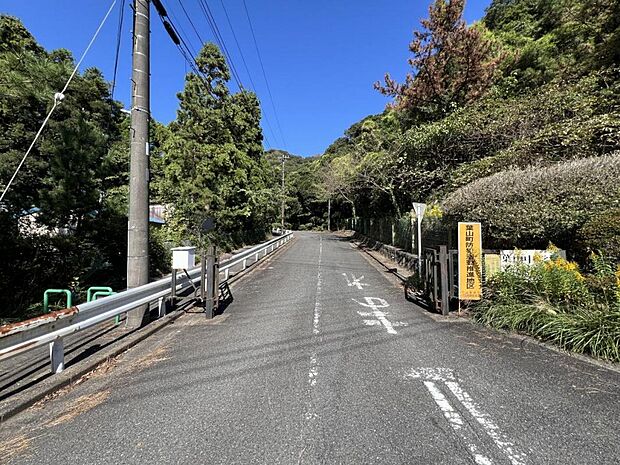 葉山町立葉山中学校まで約1470m（徒歩19分）
