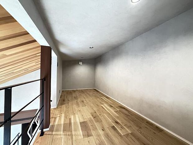 リビング上部には6.5帖のロフトがございます。