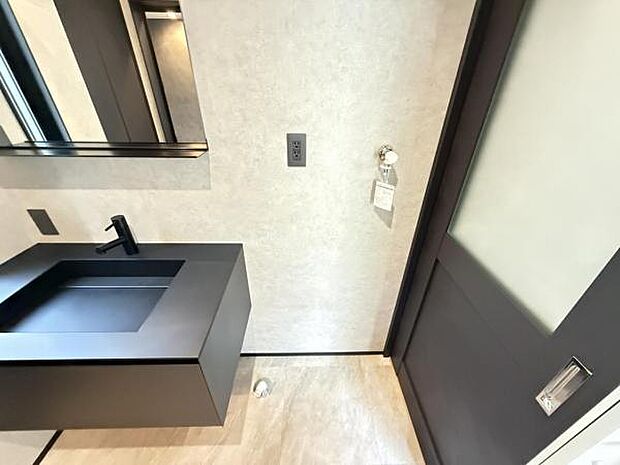 独立洗面台の横にはランドリースペースがございます。