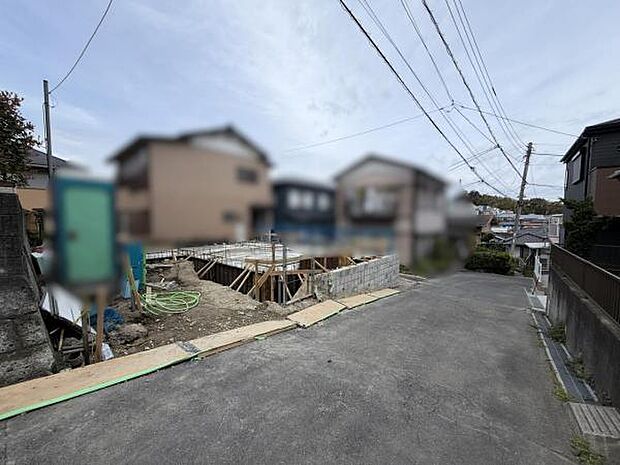 前面道路を含めた現地写真です。