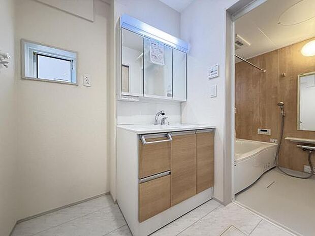 洗面化粧台です。朝の身支度から1日が始まります。