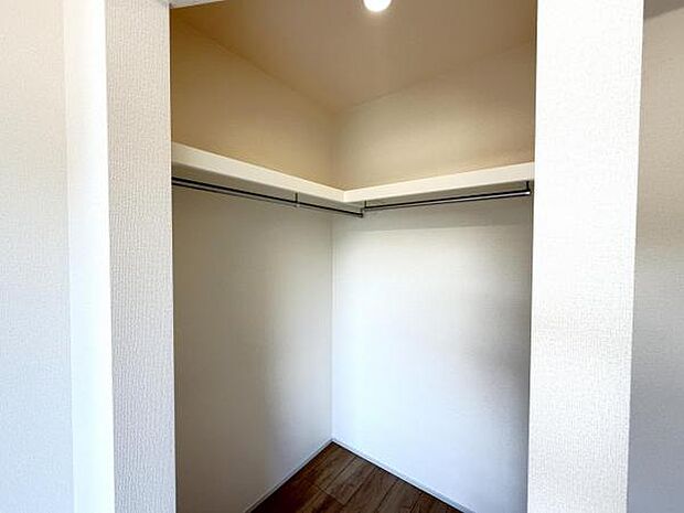 ウォークインクローゼットがあり収納スペースも豊富。季節物もスッキリ片付きそうです。
