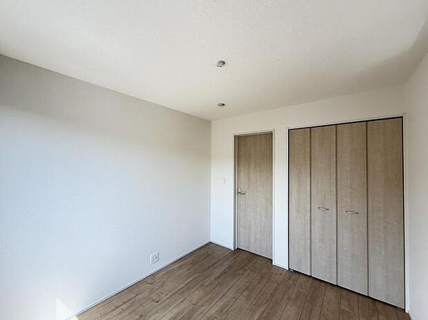 いつでもお部屋をスッキリお使い頂ける収納スペースを設置。