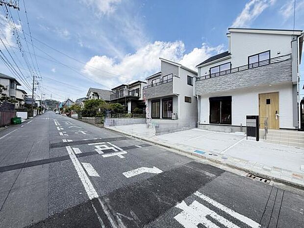 前面道路を含めた現地写真です。