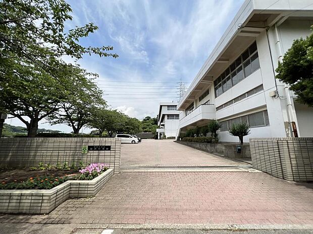 横須賀市立岩戸中学校まで約905m(徒歩12分)