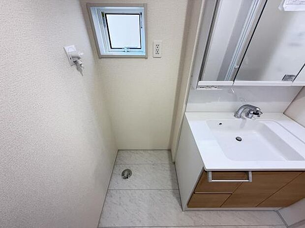 独立洗面台の横にはランドリースペースがございます。