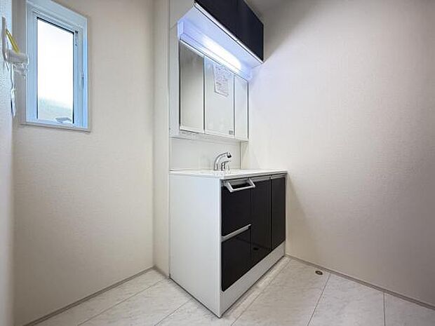 洗面化粧台です。朝の身支度から1日が始まります。