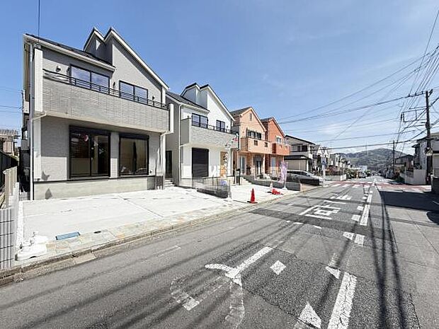 前面道路を含めた現地写真です。