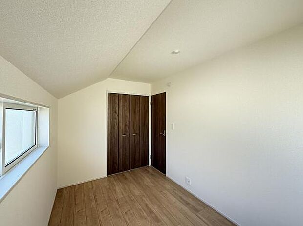 5帖の洋室はゲストルームとしてもお使いいただけますね。