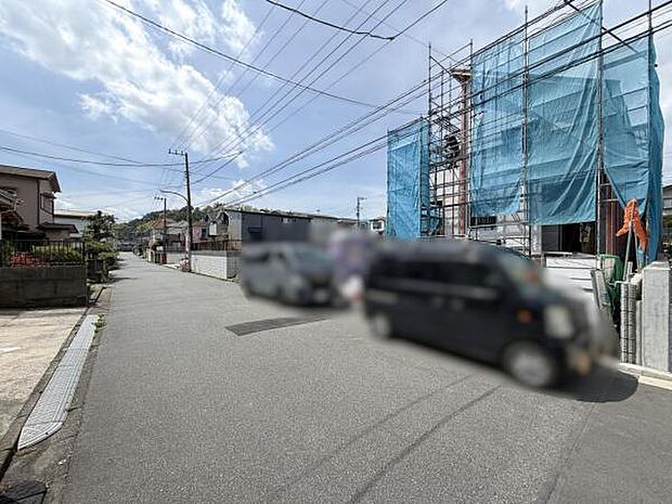 前面道路を含めた現地写真です。