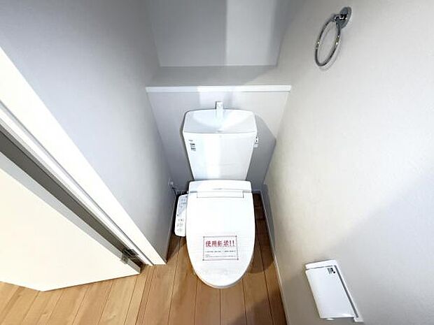 シャワー洗浄機能付のトイレは、清潔感が印象的な空間ですね。