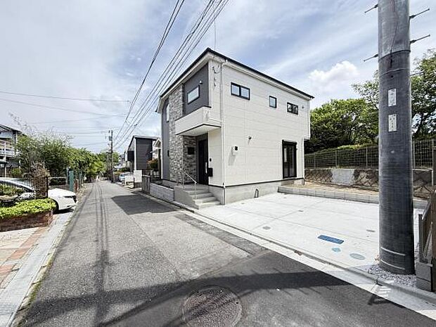 前面道路を含めた現地写真です。