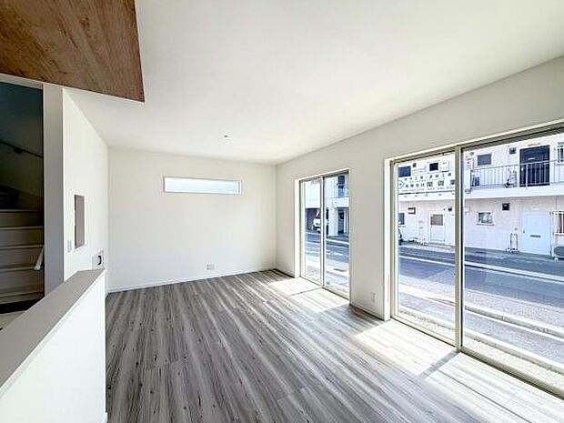お食事中もキッチンと会話が楽しめるダイニングスペース。