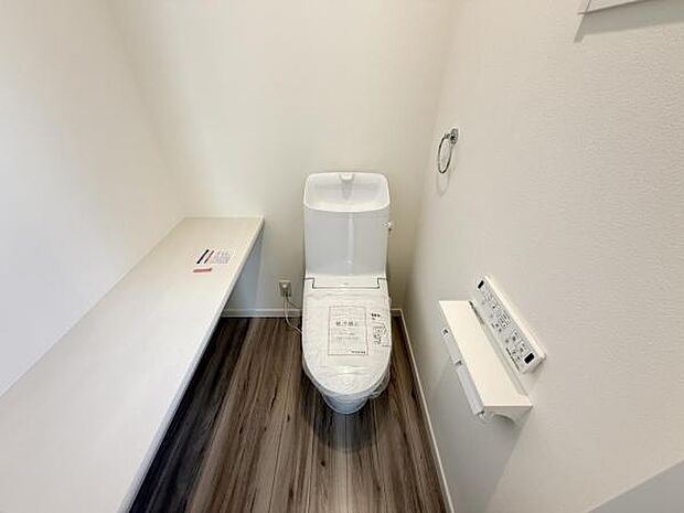 シャワー洗浄機能付のトイレは、清潔感が印象的な空間ですね。