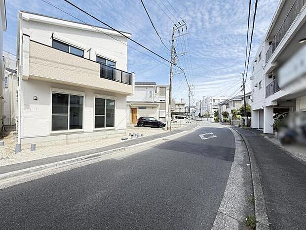 前面道路を含めた現地写真です。