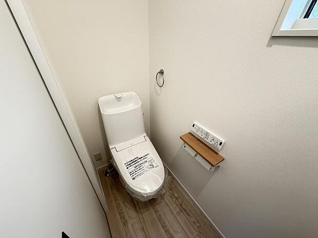 シャワー洗浄機能付のトイレは、清潔感が印象的な空間ですね。