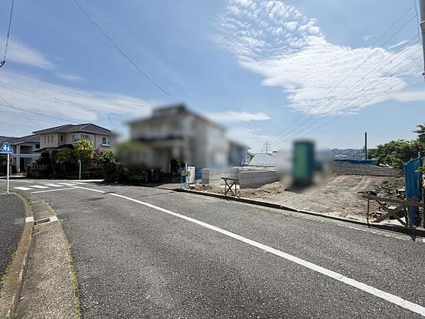 前面道路を含めた現地写真です。