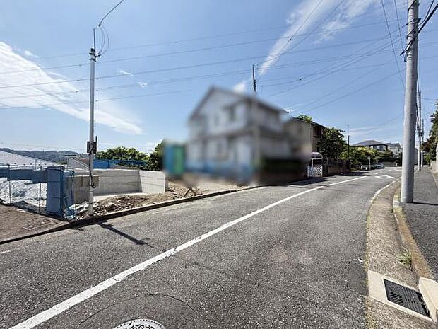 前面道路を含めた現地写真です。