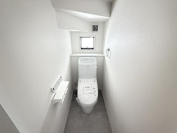 シャワー洗浄機能付のトイレは、清潔感が印象的な空間ですね。