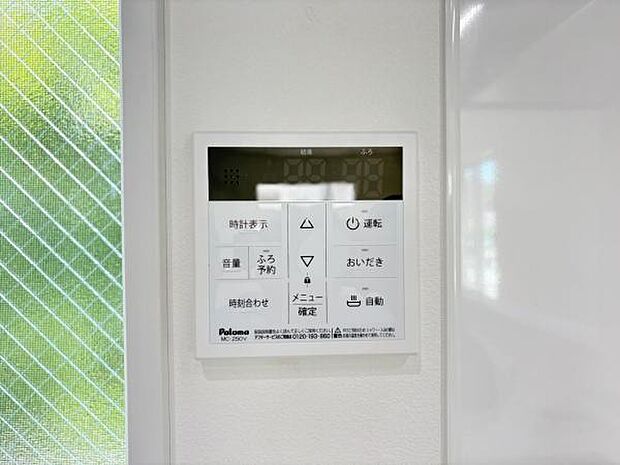キッチン脇の給湯器のコントロールパネルです。