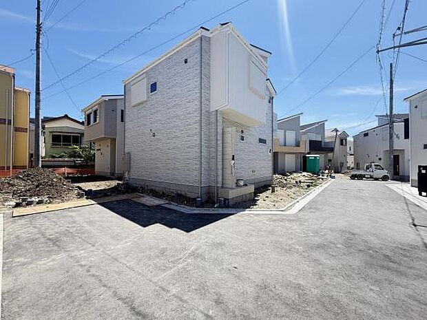 前面道路を含めた現地写真です。