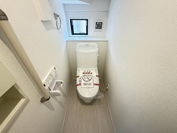 シャワー洗浄機能付のトイレは、清潔感が印象的な空間ですね。