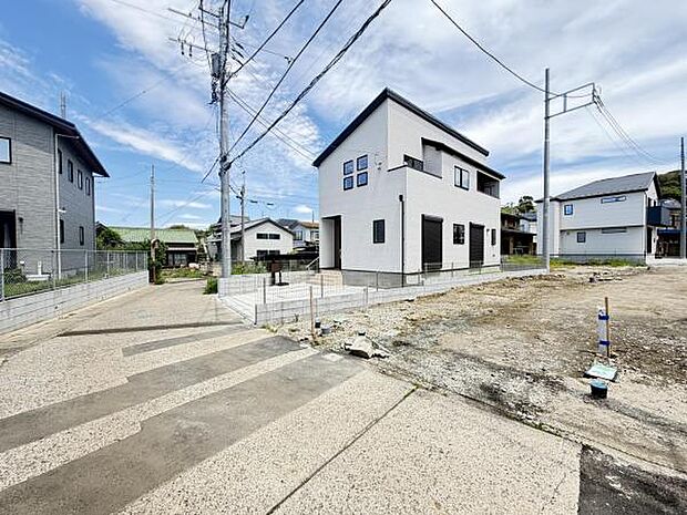 前面道路を含めた現地写真です。