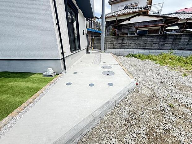 駐車場ももちろん完備しておりますのでお車所有の方にも心強いです。