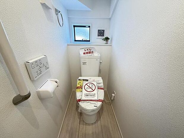 シャワー洗浄機能付のトイレは、清潔感が印象的な空間ですね。