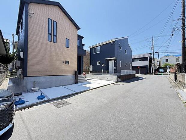 前面道路を含めた現地写真です。
