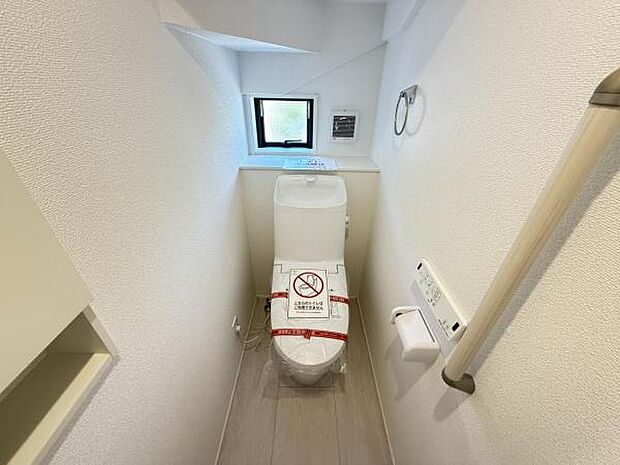 シャワー洗浄機能付のトイレは、清潔感が印象的な空間ですね。