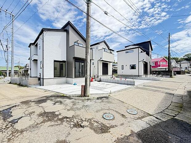 前面道路を含めた現地写真です。